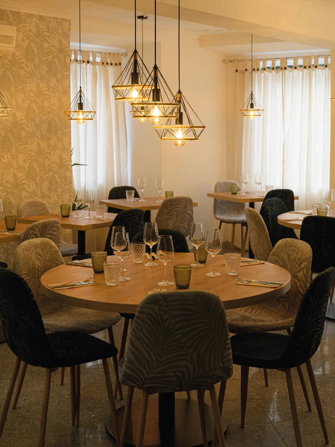 Sala do restaurante O Xavelha em Alcântara